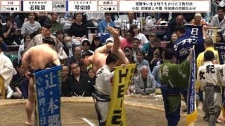 “美四股”の向こうに“チラリ”大御所が鎮座 “まさか”な瞬間「さすがに目立つ」
