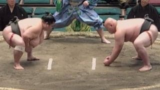「行司デカ過ぎ」力士と23歳行司の“巨漢トライアングル”に熱視線 土俵上の“珍光景”に「3人で相撲取んのか」驚きの声