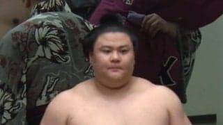 「義ノ富士の後ろにまたイケメン」花道奥、偶然の光景にファン熱視線 “ざんばら”髪の若手力士「さすがに目立つ」