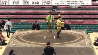 「声援？ヤジ？」館内に響く“男女”の大声 序二段の取組で熱狂的ファンと親方の不思議なやり取り「親方爆笑してる」驚きの声