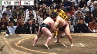 「本物だ」「さすがの貫禄」大相撲千秋楽、親方の背後に“大物政治家”が鎮座「また同じ色（笑）」驚きの声
