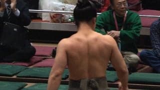 「プロレス技？」「背中バキバキが勝った」幕下力士、衝撃の背筋力で相手をドスン 劇的決着に館内騒然