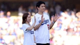 りくりゅうペアが始球式登場で「ドジャースの試合に華を添えた！」　“チェアリフト”に反響、山本由伸＆佐々木朗希と3ショットも【フィギュア】