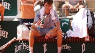 王者シナーが悪夢の逆転負け…熱中症のような症状により勝利目前で失速、生涯グランドスラム挑戦は2回戦で終幕[全仏オープン]