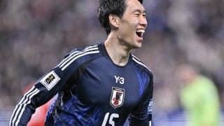 ｢こんなお茶目な一枚が見られるなんて｣Cパレス鎌田大地の優勝トロフィー抱えての“無理矢理”スマイルショットが話題！｢いい写真だw｣｢ヒューズありがとう笑｣