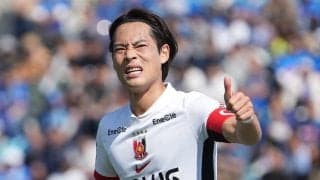 ｢旦那様が撮るとさらに可愛い｣浦和主将の元おはガール妻、ノースリニットのデートコーデに背中ぱっくりドレスも！初夏の肌見せコーデが沸騰