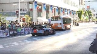 ラリージャパン、ラリー車が路線バスを追い抜く珍しい瞬間に反響「仕事帰りに観れるって」駅前熱狂＆ファン釘付け