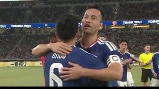 「泣きそう」日本代表・吉田麻也の途中交代に両チーム選手が花道演出「かっこよかったぞ」「魂感じた」キャプテンマークは遠藤航に引き継ぐ