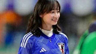 ｢影の着こなしオシャレすぎ｣W杯の女神・影山優佳が国立スタンド席に降臨“復刻ドーハユニコーデ”披露！｢センス抜群！｣｢やっぱりW杯には影ちゃんいないとね｣