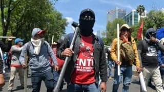 「W杯をボイコット」メキシコで教職員が大規模デモ、一部が暴徒化