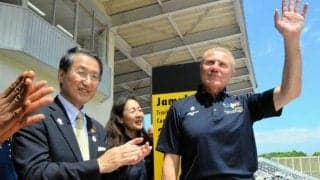 鳥人ブブカ氏は「鳥の英雄」、鳥取知事が称号授与「運命的な鳥の絆」