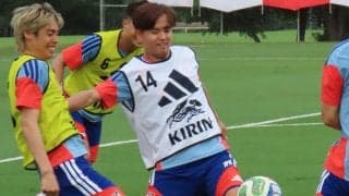 【現地発】“想定外”が続く日本代表キャンプで25歳を迎えた久保建英が作り出す“空気感”　「あんま25って感じは…」10年来の盟友・中村敬斗も笑顔