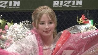 「まじか」RIZINアンバサダーのモデル美女が結婚を電撃発表！ ケージで“ド派手ドレス姿”サプライズ報告にファンから祝福の声「聞いてないぞ！」