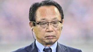 【なぜ森保監督に議論を吹っ掛けるのか】空港の片隅で戦術を語った岡田監督、メキシコ五輪の長沼監督を質問攻めに、日本代表が示した漢気！