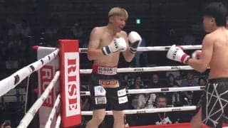 「なに笑ってるんだ」「不気味すぎる」笑顔で殴られ続け…ノーダウンの末にレフェリーストップ ファン困惑の珍事 裁定には安堵と納得の声
