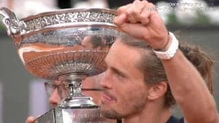「ついに！」赤土から仰いだ景色は…？全仏OP悲願の初優勝のズベレフ、“大の字”での感涙にファンも歓喜「とてつもなく長いトンネル」