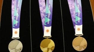 「盛り上げよう」アジア大会まで100日　メダルや聖火トーチを披露