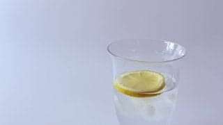 レモン水を毎日飲むとどうなる？体に起こる変化を内科医が解説