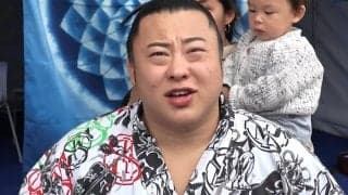 翔猿、パリジェンヌと2ショット カメラが捉えた大相撲パリ公演の活況＆歓迎ぶりを物語る一コマ