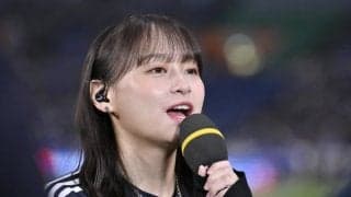 ｢影ちゃんアウェイユニ似合ってるな｣日本代表の“勝利の女神”が現地入り＆大人気白ユニ姿を披露！｢コメントが専門家過ぎて｣｢勝利の女神がいるんだから勝てるよね｣