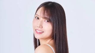博多美人と話題！26歳ラウンドガール、“ド派手”レーシングスーツ姿に反響「すごいの着てるな」「なんとカラフル」