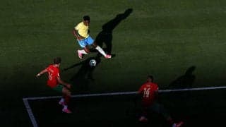 ウソでしょ…！？ ブラジル代表FWヴィニシウス、脳がバグる“超絶カットイン”炸裂「これはエグい」「上手すぎだろ」一人で守備陣を崩壊→衝撃ゴラッソ