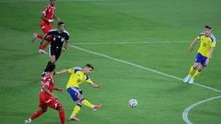 ウソだろ！？ スウェーデン代表MF、時速118キロ“弾丸ミドル”炸裂！ 強烈な“無回転ボレー”→ゴールネットに突き刺さる一撃
