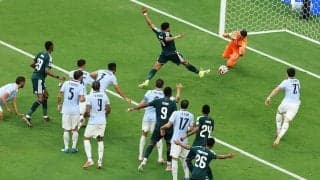 W杯5大会連続出場のレジェンドGKがまさか！痛恨ミス→失点「あれキャッチできないか」強豪ウルグアイ守護神、呆然と立ち尽くす