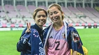 これが本物のユニフォーム女子!?｢二人とも冨安ユニや！｣｢尊い｣なでしこジャパンの“仲良しコンビ”が日本代表を現地ダラススタジアムで応援！｢代表への愛を感じる｣