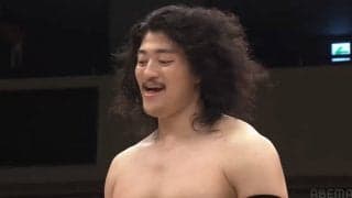 プロレスで手をガブリ！ 猟奇的な行為に騒然 “噛みつき”タッチ連携まで飛び出す異常事態に驚きの声
