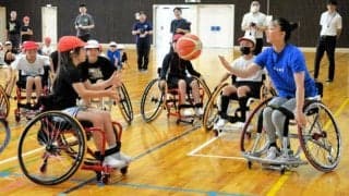 車いすバスケ女子日本代表の網本麻里選手　岐阜・中津川の児童と交流
