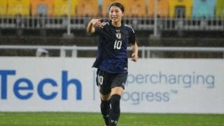 ｢主役のような美しさ｣なでしこ塩越柚歩、つや肌で女優オーラ全開！透け感上品なお呼ばれドレス姿でサッカー仲間の挙式に参列