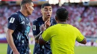 差別撲滅のための新ルールで退場者、パラグアイ選手が手で口を覆う