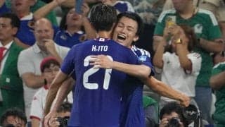 【W杯】｢パパ握りしめてるの可愛すぎ｣上田綺世のモデル妻、歴史的2発を祝う愛娘ショット公開｢いいね100万回押せる｣｢おててかわいすぎ｣