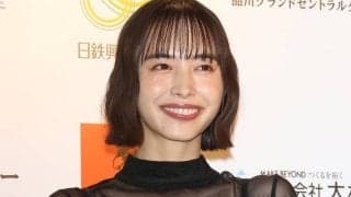 【W杯】｢可愛すぎてファンに｣第2戦キャスターを務めた“早大卒”仮面ライダー女優、健康美あふれる代表ユニ姿に反響｢勝利の女神キター！｣