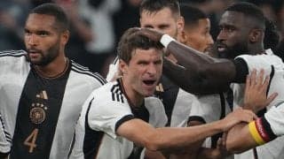 【W杯】｢まさかの日本推し!?｣元ドイツ代表ミュラー、名将クロップの隣で“因縁”の日本代表ユニ着用！カタールの悲劇を越えた胸アツ姿に世界が騒然