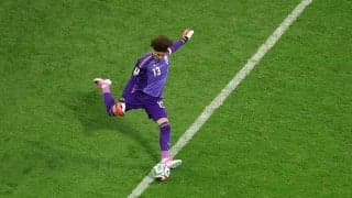 これは泣ける… 引退示唆の40歳GKオチョア、前線への“完璧ロングフィード”炸裂！メキシコ代表レジェンドの“ラストダンス”にファン感動
