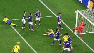 「あの右手が全てを変えた」日本代表GKの“神セーブ”を海外メディア大絶賛！「見事な反応」「またもスズキだ」【W杯】