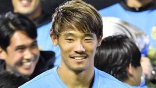 「守田が元気そうで嬉しい｣J1川崎の同期コンビ、家族ぐるみディズニーショット公開｢ダブルプリンセスは反則級の可愛さ｣｢同い年ボーイ初対面｣ 