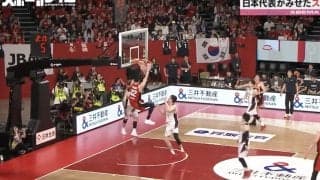 韓国代表を崩した！バスケ日本代表・渡邊雄太、神連携→“豪快スラムダンク”炸裂「シカゴ・ブルズやん」華麗すぎるスーパープレーに場内騒然
