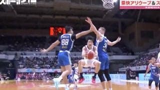 何やったの…！？バスケ日本代表・齋藤拓実、目を疑う“まさかの光景”「魔術師かな」身長2m超えの巨人を翻弄→“連続神技テクニック”炸裂