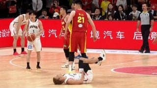 「何てことするんだ！」中国巨漢の“膝”が日本SGの下腹部直撃…「なんでファウル…」「ゾッとする」悶絶姿＆判定にファン騒然【バスケW杯予選】