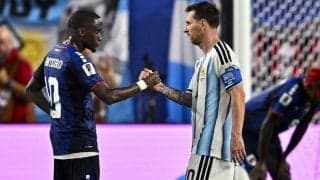 取材中に乱入したカーボベルデ選手とも写真撮影　メッシの“神対応”に脚光　敵GKはユニフォーム交換の舞台裏を告白「この瞬間を一生忘れない」【W杯】