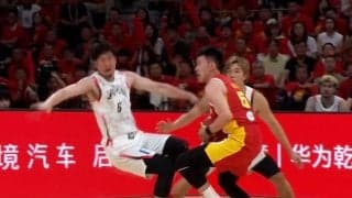 「笛が中国寄り…な気がする…」日本代表SGが吹っ飛ぶ→不可解判定にファン不満「微動だにしてないのに？」「完全オフェンスファウル」【バスケW杯予選】