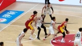 「イライラしすぎ」中国NBA逸材が“まさかの投げ飛ばし”…日本ビッグマンに「完璧ディフェンスすごい」【バスケW杯予選】