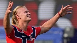 ハーランド、上半身裸でノルウェー王女とハグ「ロイヤルな祝福！」“勝利の女神”との抱擁が話題
