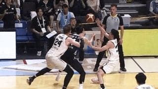 「触ってないって！」バスケ日韓戦、“疑惑の判定”に解説陣が不満…残り10秒のビデオ検証に「ほんまか？」「ボールの動きが変わってないよ」