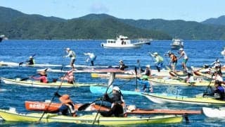 海上をカラフルに激走　鹿児島・奄美大島でシーカヤックマラソン
