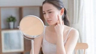 繰り返すこめかみニキビ、その原因は肌だけじゃないかも