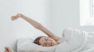 エアコンの冷房は一晩中つけるべき？タイマーがいい？睡眠専門家が警鐘